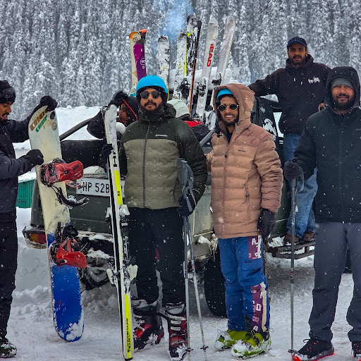 Group snowboard lessons in Gulmarg